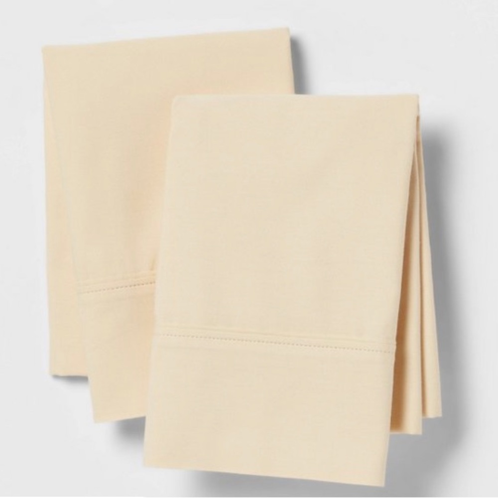 NWT. Threshold Ultra Soft Pillowcase Set. Light Yellow. King Size.
